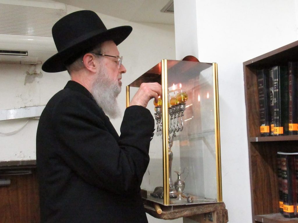 ראש ישיבת קרית מלך בהדלקת נרות חנוכה • גלריה