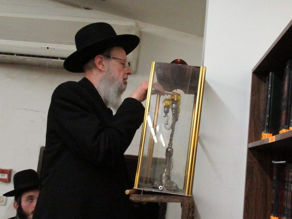 ראש ישיבת קרית מלך בהדלקת נרות חנוכה • גלריה