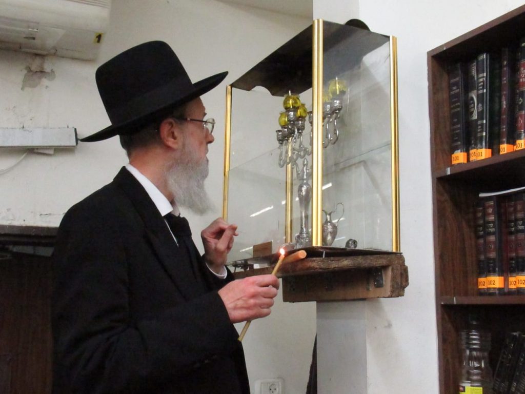 ראש ישיבת קרית מלך בהדלקת נרות חנוכה • גלריה