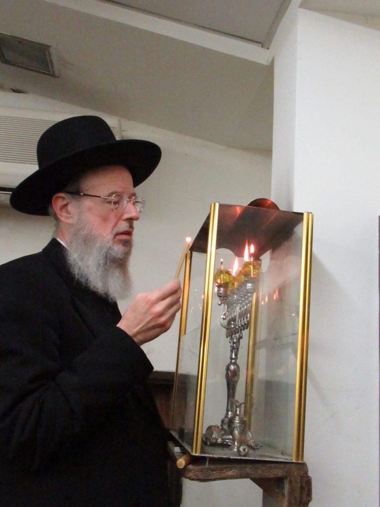 ראש ישיבת קרית מלך בהדלקת נרות חנוכה • גלריה