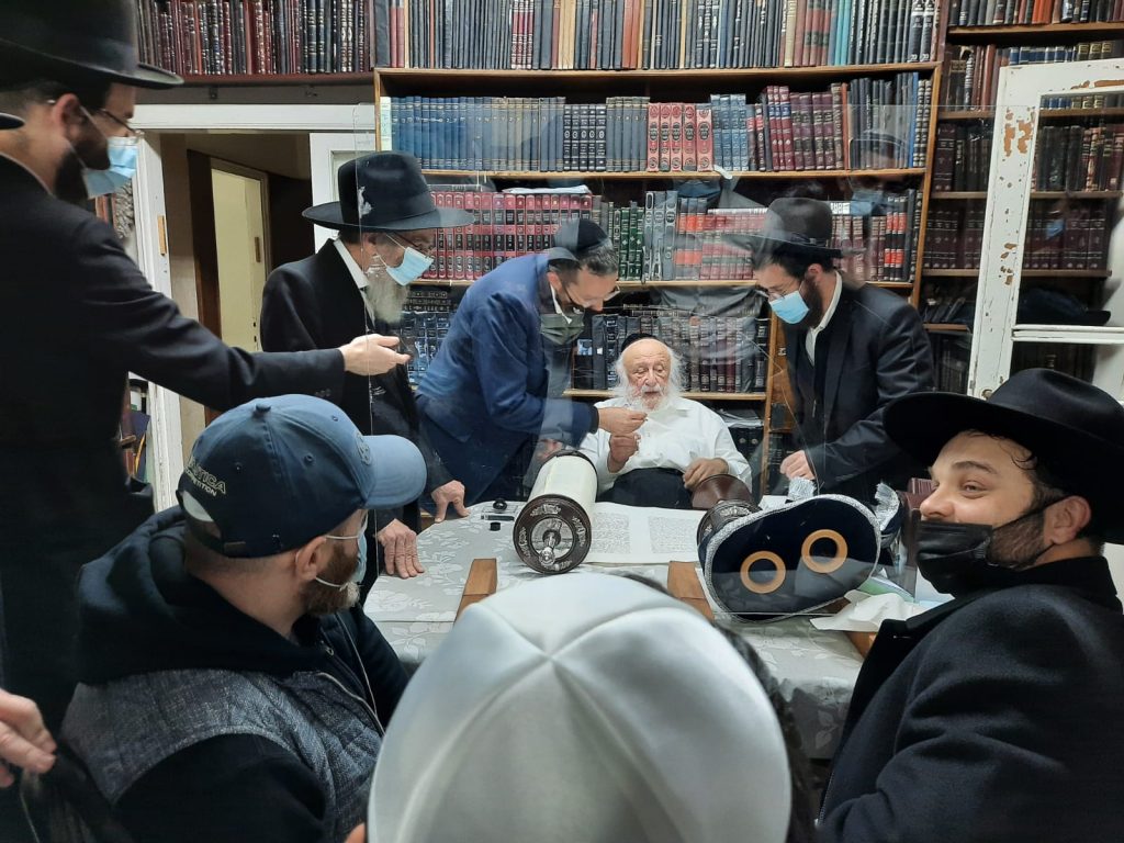 כתבו לכם: גדולי הדור כתבו אותיות בספר תורה של 'אהבת אהרן'