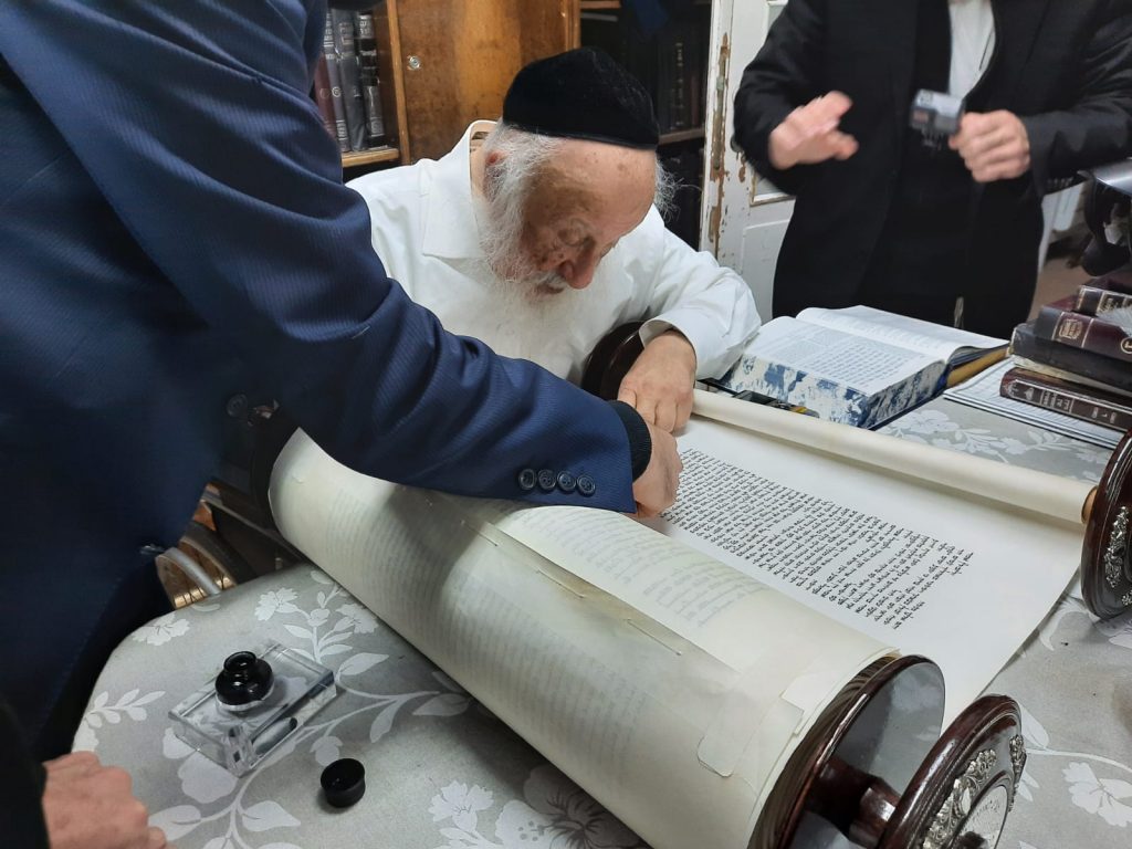 כתבו לכם: גדולי הדור כתבו אותיות בספר תורה של 'אהבת אהרן'