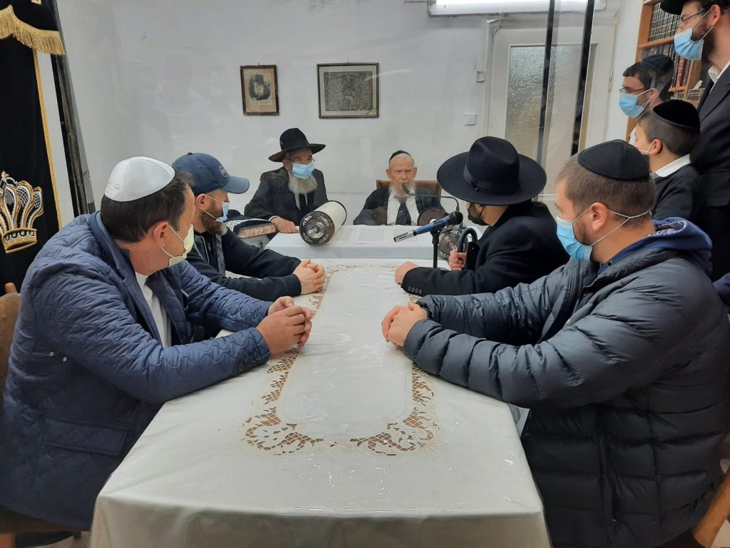 כתבו לכם: גדולי הדור כתבו אותיות בספר תורה של 'אהבת אהרן'