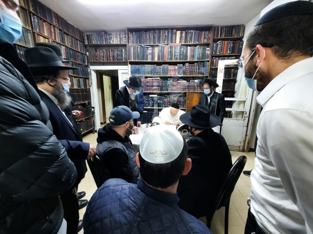 כתבו לכם: גדולי הדור כתבו אותיות בספר תורה של 'אהבת אהרן'