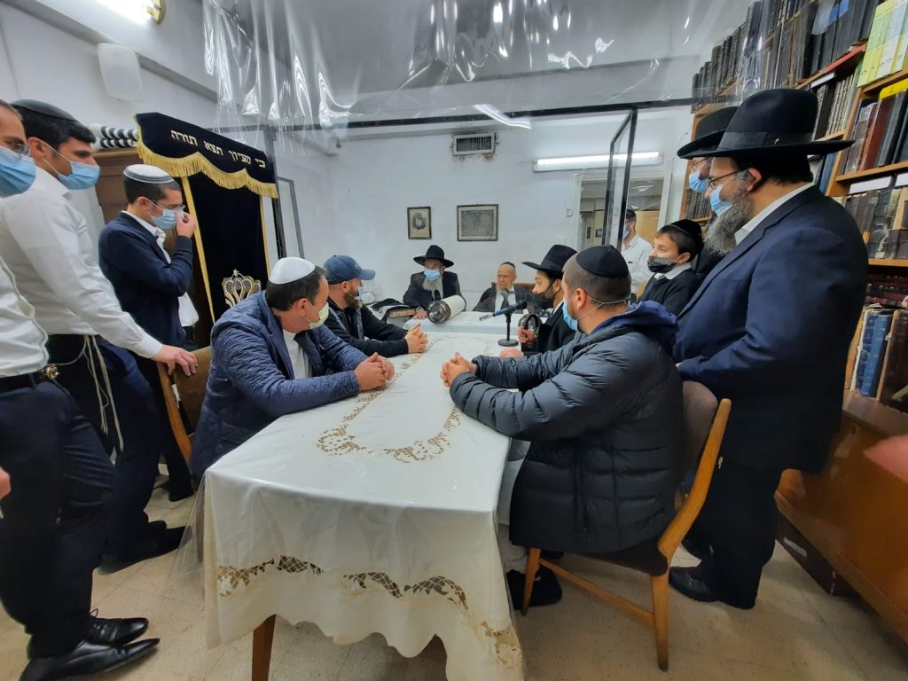 כתבו לכם: גדולי הדור כתבו אותיות בספר תורה של 'אהבת אהרן'