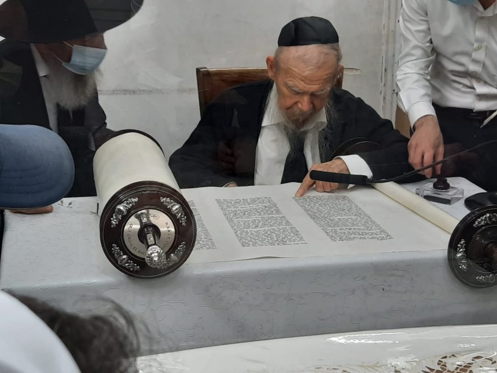 כתבו לכם: גדולי הדור כתבו אותיות בספר תורה של 'אהבת אהרן'