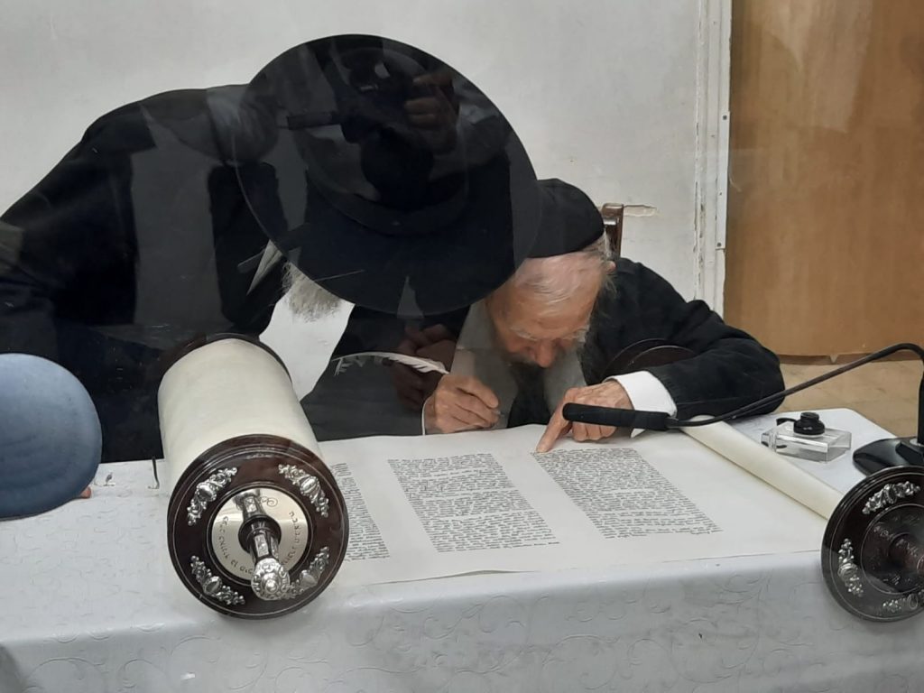 כתבו לכם: גדולי הדור כתבו אותיות בספר תורה של 'אהבת אהרן'