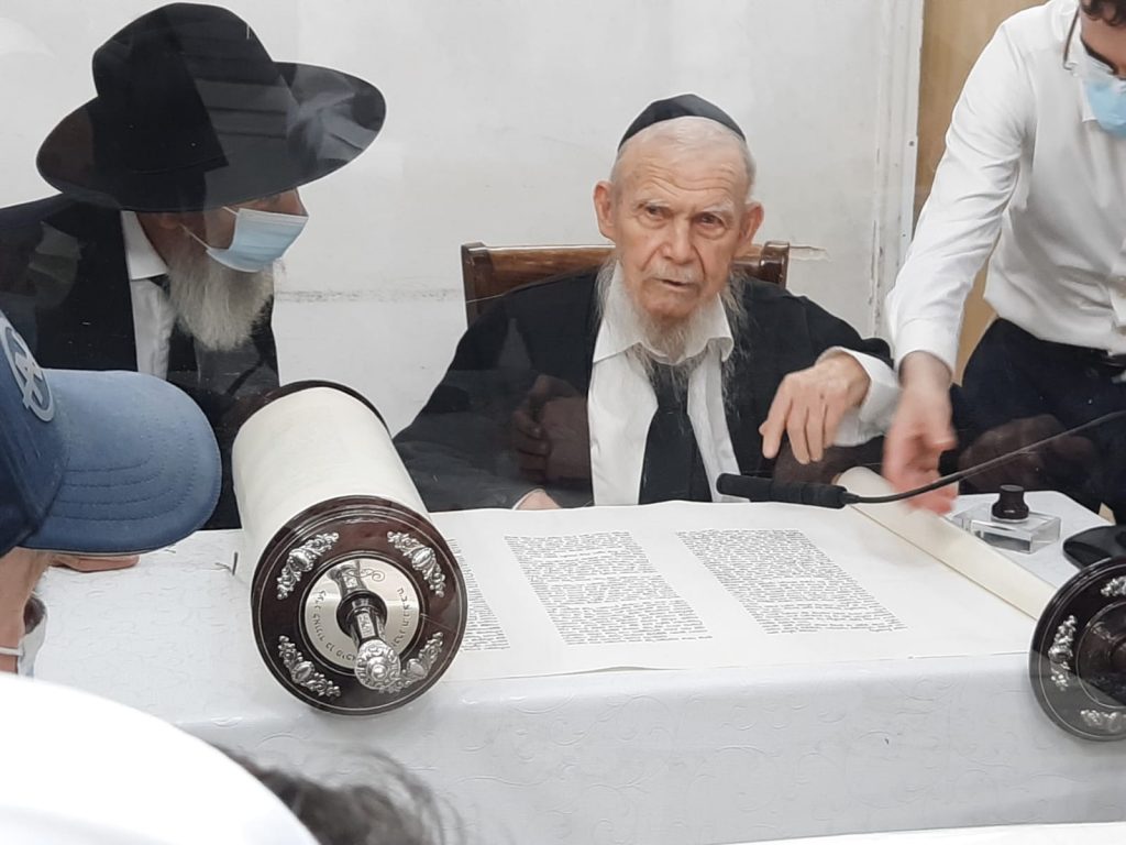 כתבו לכם: גדולי הדור כתבו אותיות בספר תורה של 'אהבת אהרן'