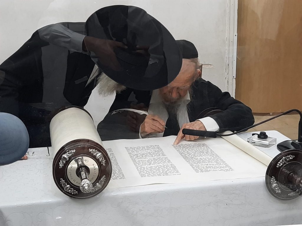 כתבו לכם: גדולי הדור כתבו אותיות בספר תורה של 'אהבת אהרן'