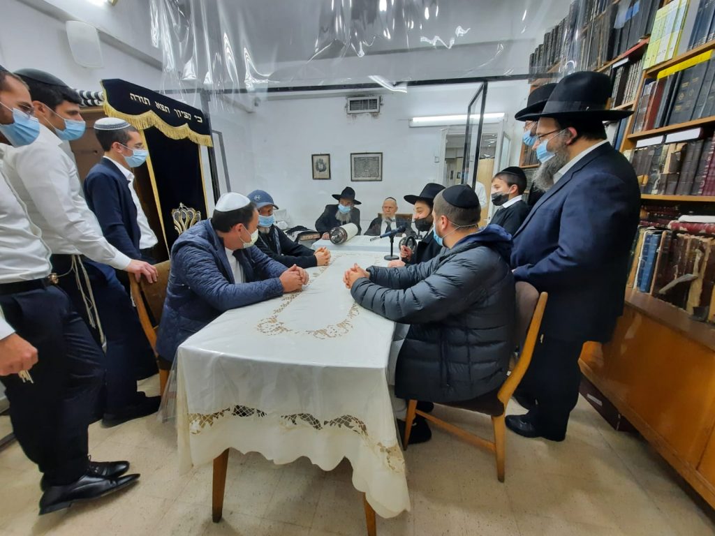 כתבו לכם: גדולי הדור כתבו אותיות בספר תורה של 'אהבת אהרן'