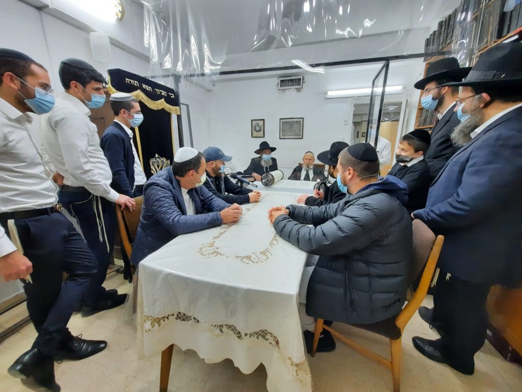 כתבו לכם: גדולי הדור כתבו אותיות בספר תורה של 'אהבת אהרן'