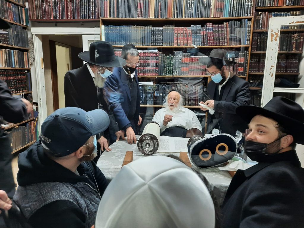 כתבו לכם: גדולי הדור כתבו אותיות בספר תורה של 'אהבת אהרן'