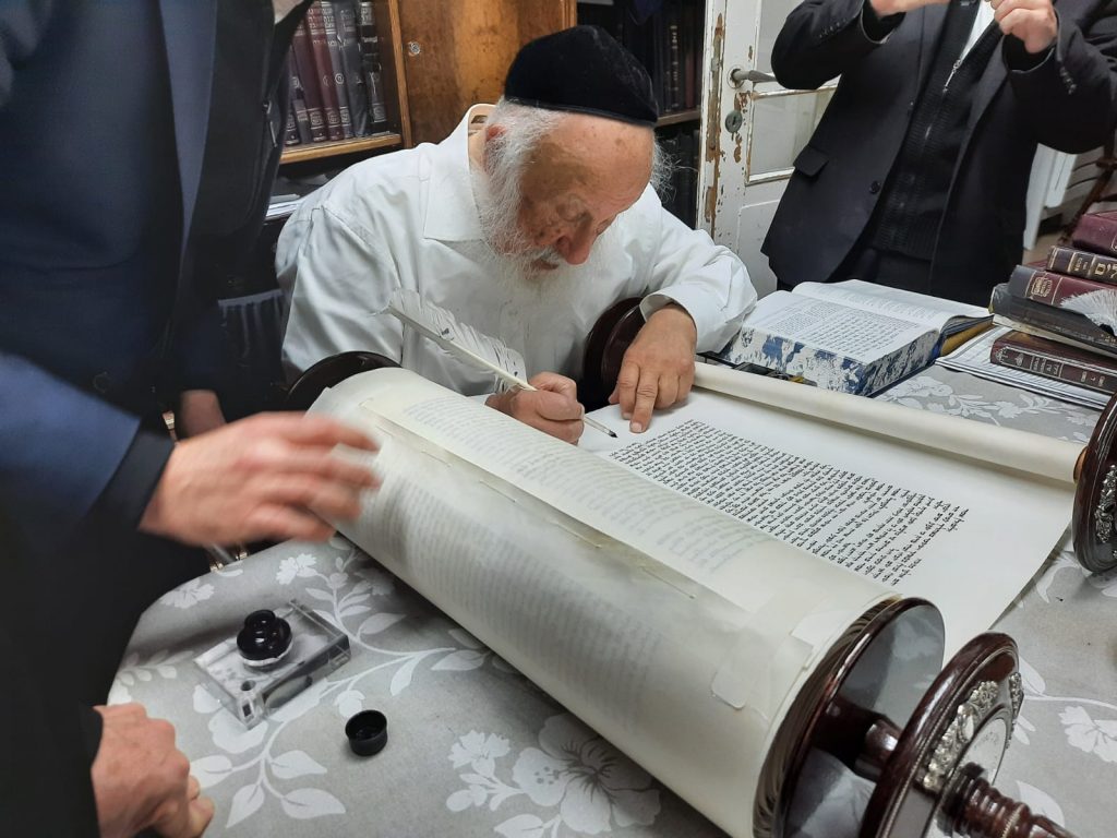 כתבו לכם: גדולי הדור כתבו אותיות בספר תורה של 'אהבת אהרן'