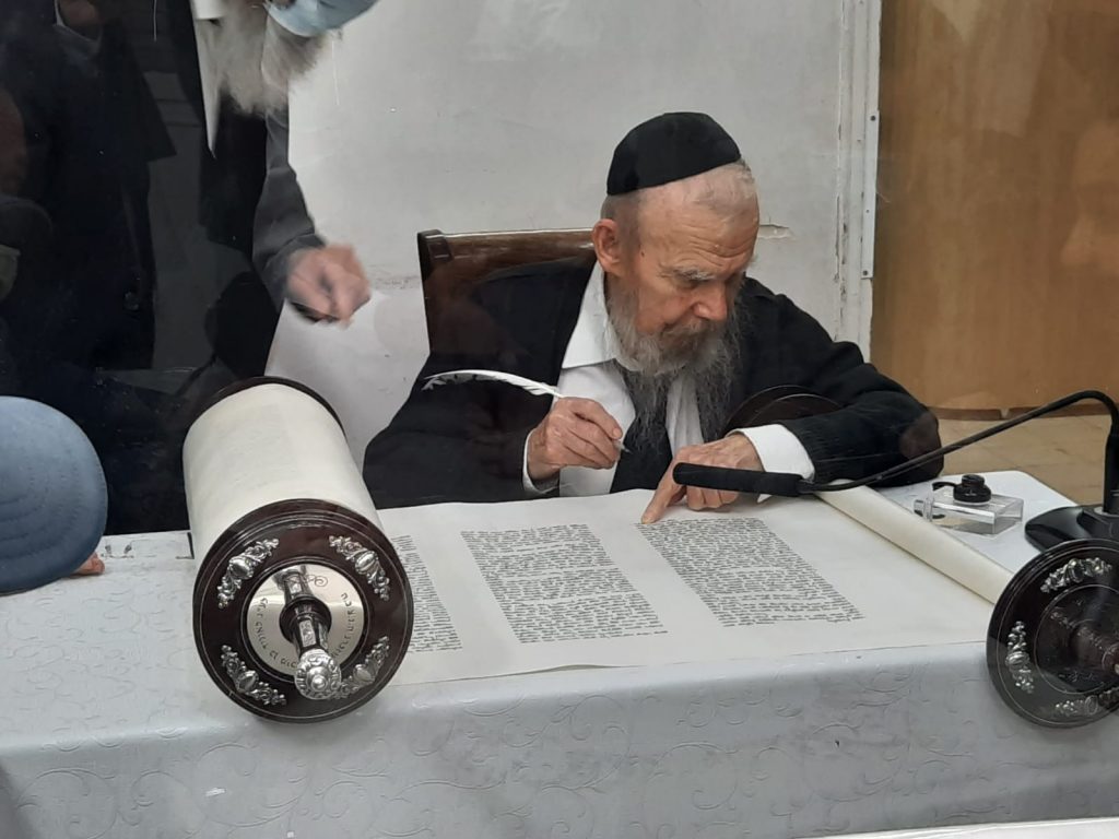 כתבו לכם: גדולי הדור כתבו אותיות בספר תורה של 'אהבת אהרן'