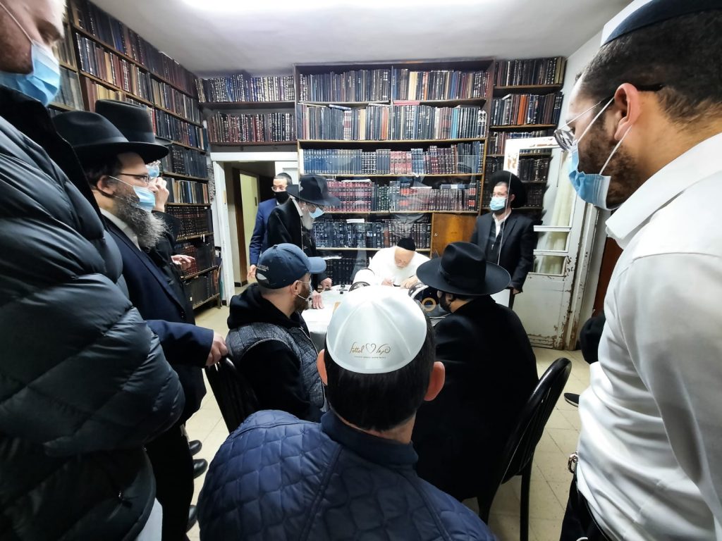 כתבו לכם: גדולי הדור כתבו אותיות בספר תורה של 'אהבת אהרן'