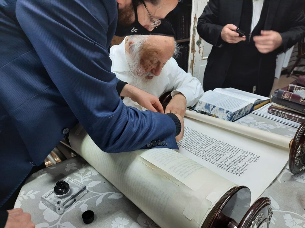 כתבו לכם: גדולי הדור כתבו אותיות בספר תורה של 'אהבת אהרן'