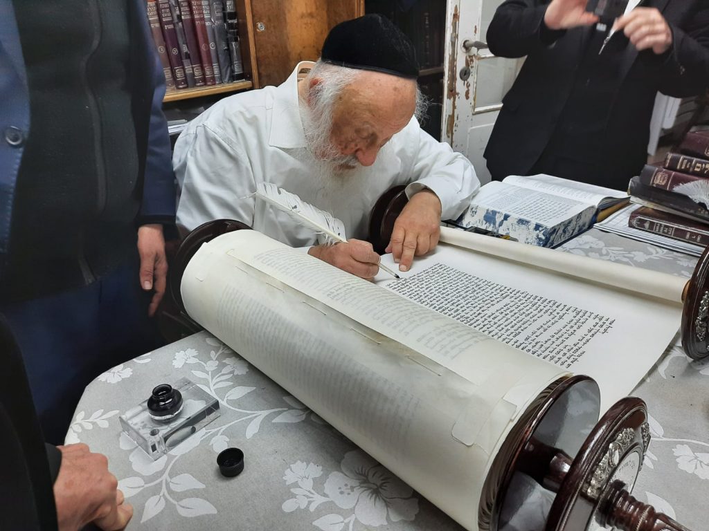 כתבו לכם: גדולי הדור כתבו אותיות בספר תורה של 'אהבת אהרן'