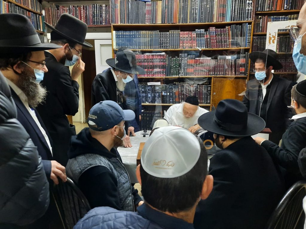 כתבו לכם: גדולי הדור כתבו אותיות בספר תורה של 'אהבת אהרן'