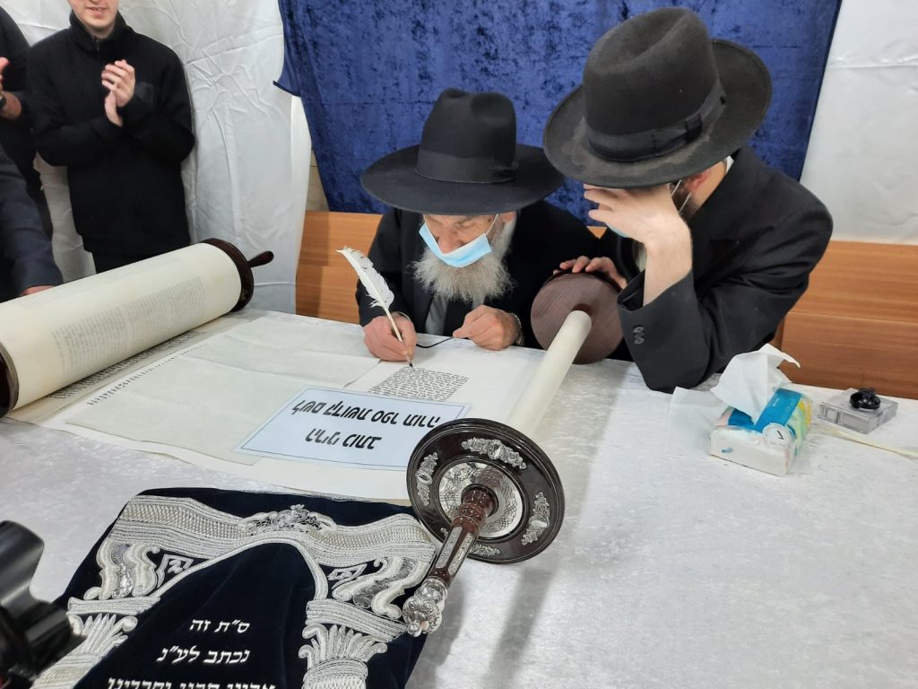 כתבו לכם: גדולי הדור כתבו אותיות בספר תורה של 'אהבת אהרן'