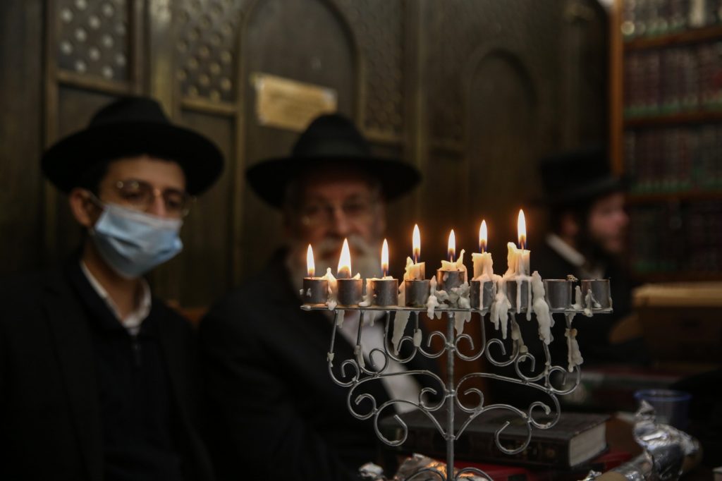 תיעוד: הדלקת הנרות בציון הרשב"י במירון