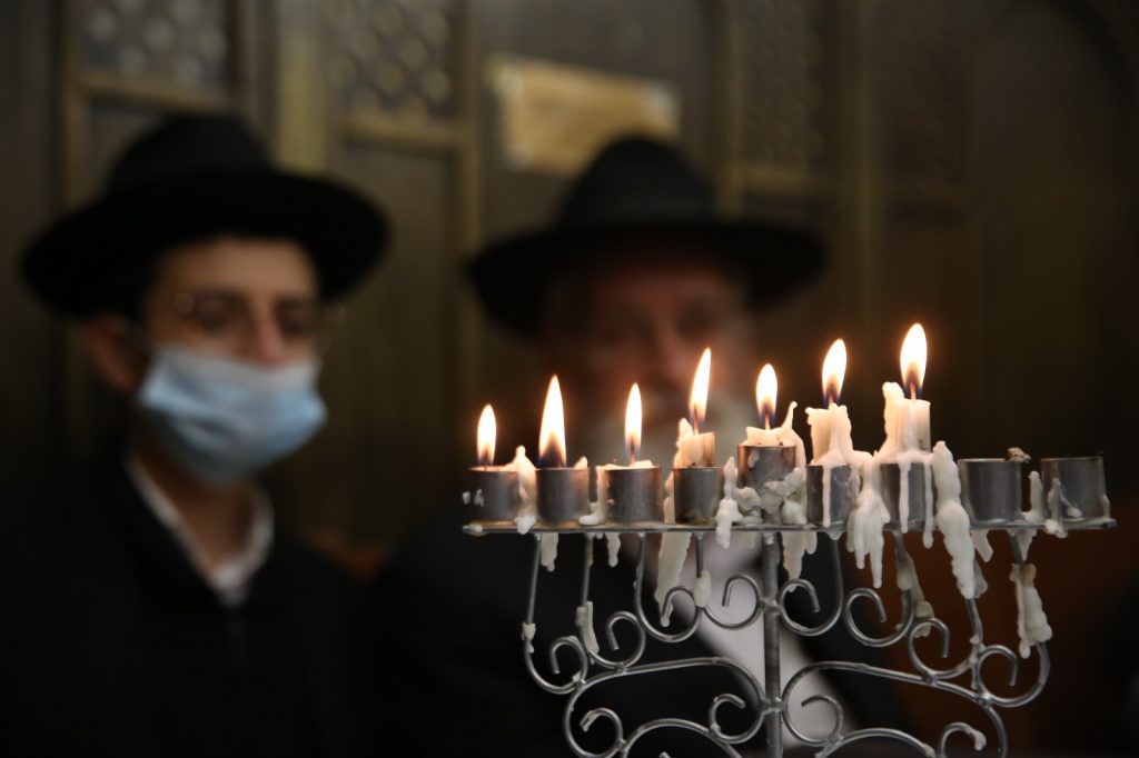 תיעוד: הדלקת הנרות בציון הרשב"י במירון