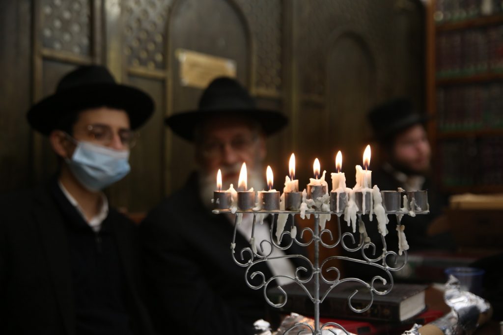 תיעוד: הדלקת הנרות בציון הרשב"י במירון