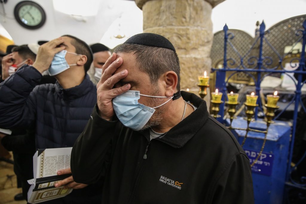 תיעוד: הדלקת הנרות בציון הרשב"י במירון