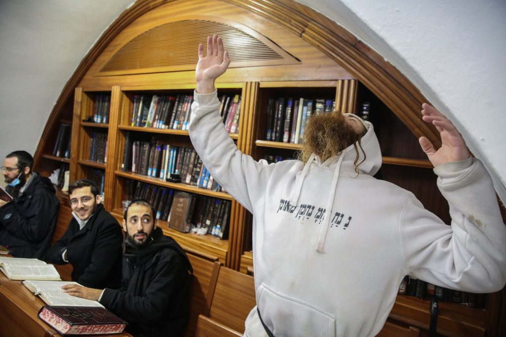 תיעוד: הדלקת הנרות בציון הרשב"י במירון