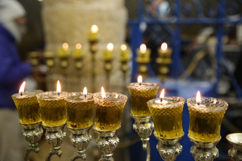 תיעוד: הדלקת הנרות בציון הרשב"י במירון