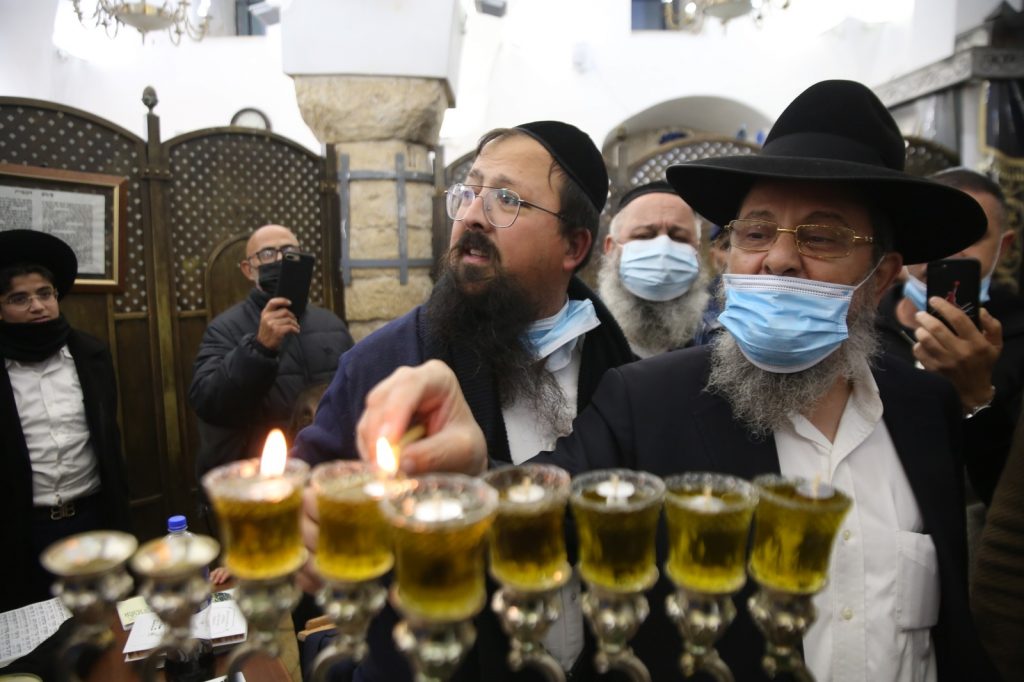 תיעוד: הדלקת הנרות בציון הרשב"י במירון