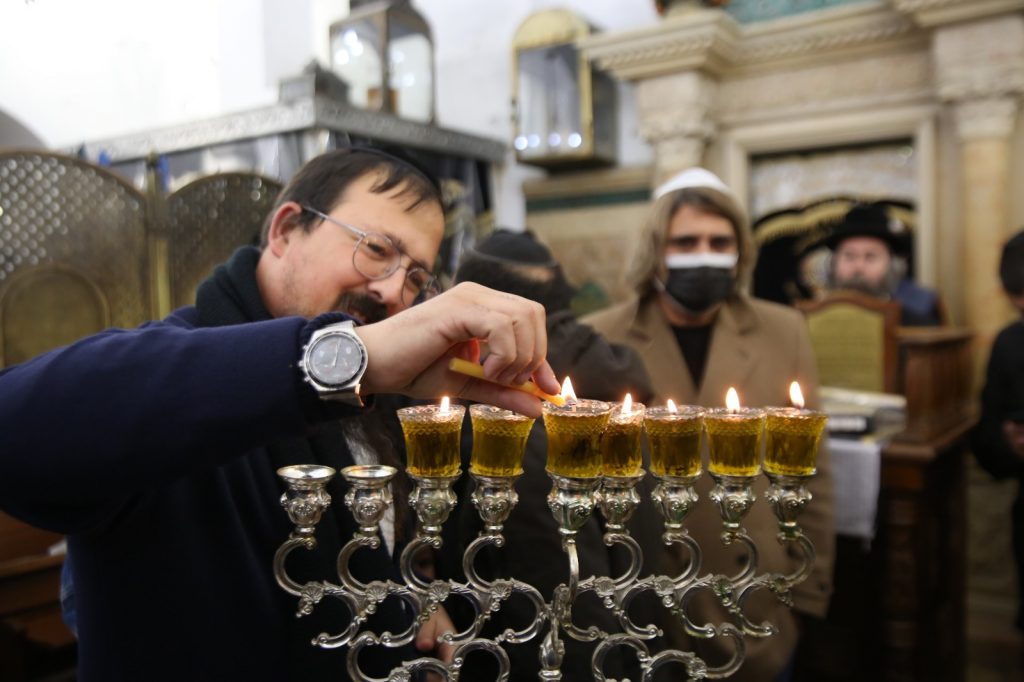תיעוד: הדלקת הנרות בציון הרשב"י במירון