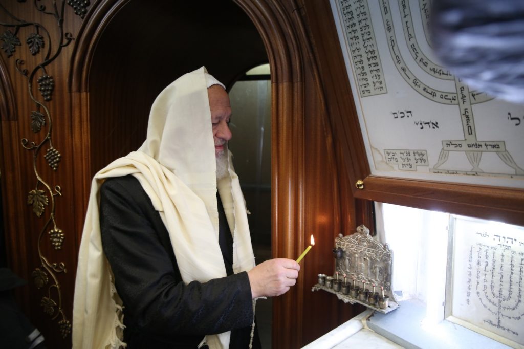 תיעוד: הדלקת הנרות בציון הרשב"י במירון