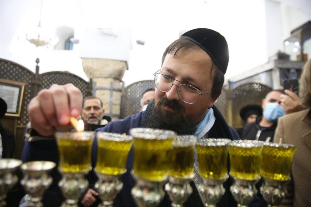 תיעוד: הדלקת הנרות בציון הרשב"י במירון
