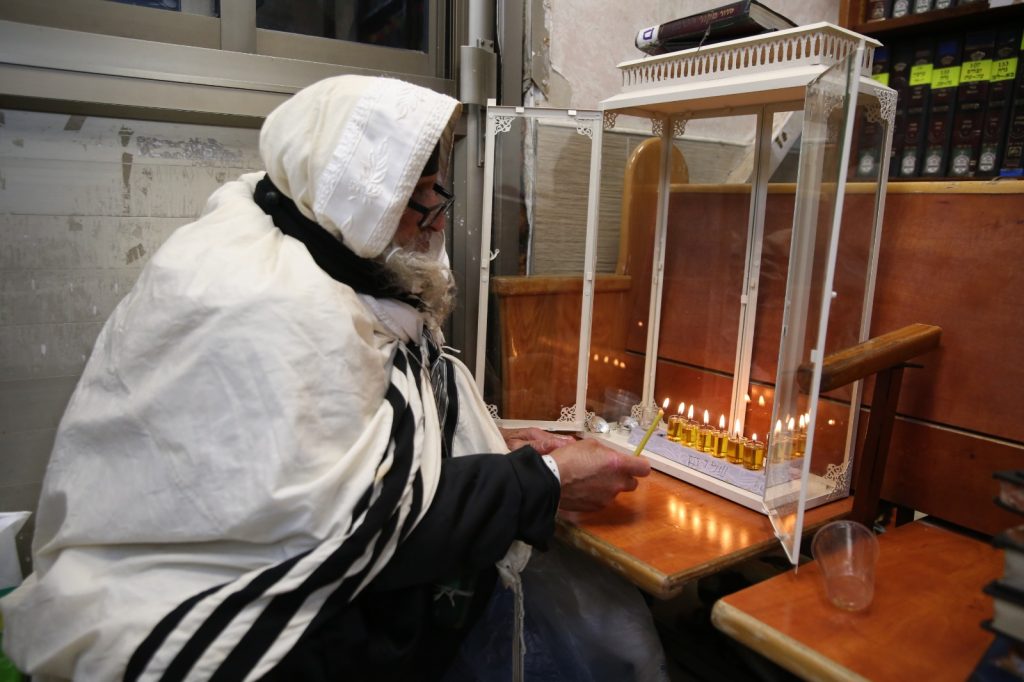 תיעוד: הדלקת הנרות בציון הרשב"י במירון