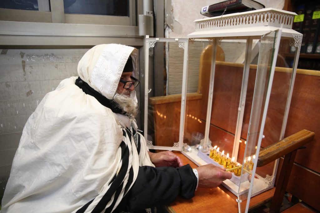 תיעוד: הדלקת הנרות בציון הרשב"י במירון