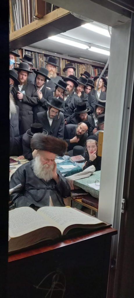 גלריה: גאב"ד מאקאווא בהדלקת נרות