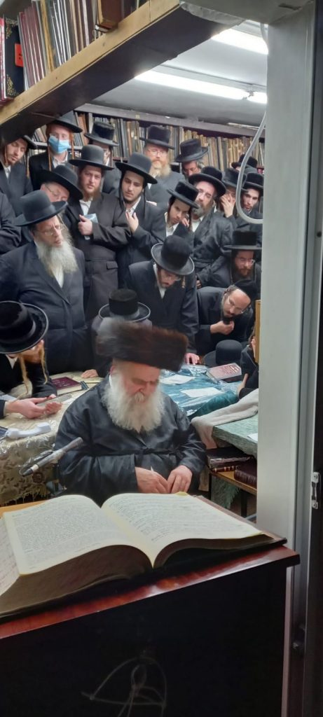 גלריה: גאב"ד מאקאווא בהדלקת נרות