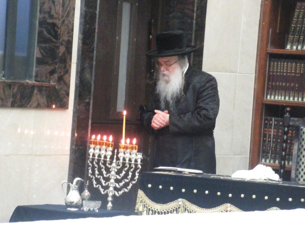 האדמו"ר מדארג בהדלקת נר שביעי