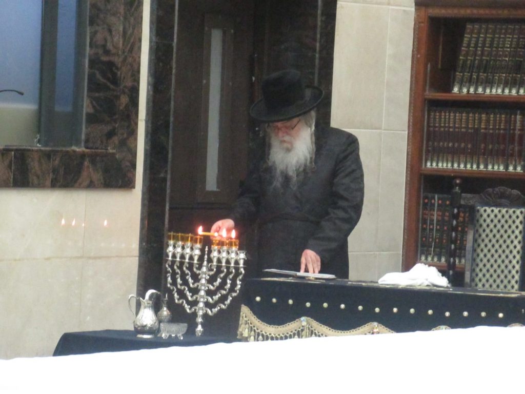 האדמו"ר מדארג בהדלקת נר שביעי