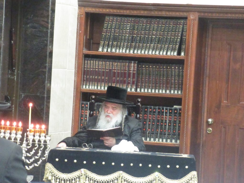 האדמו"ר מדארג בהדלקת נר שביעי