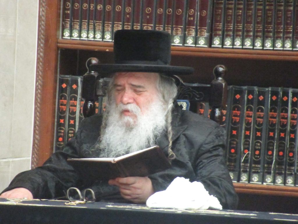 האדמו"ר מדארג בהדלקת נר שביעי