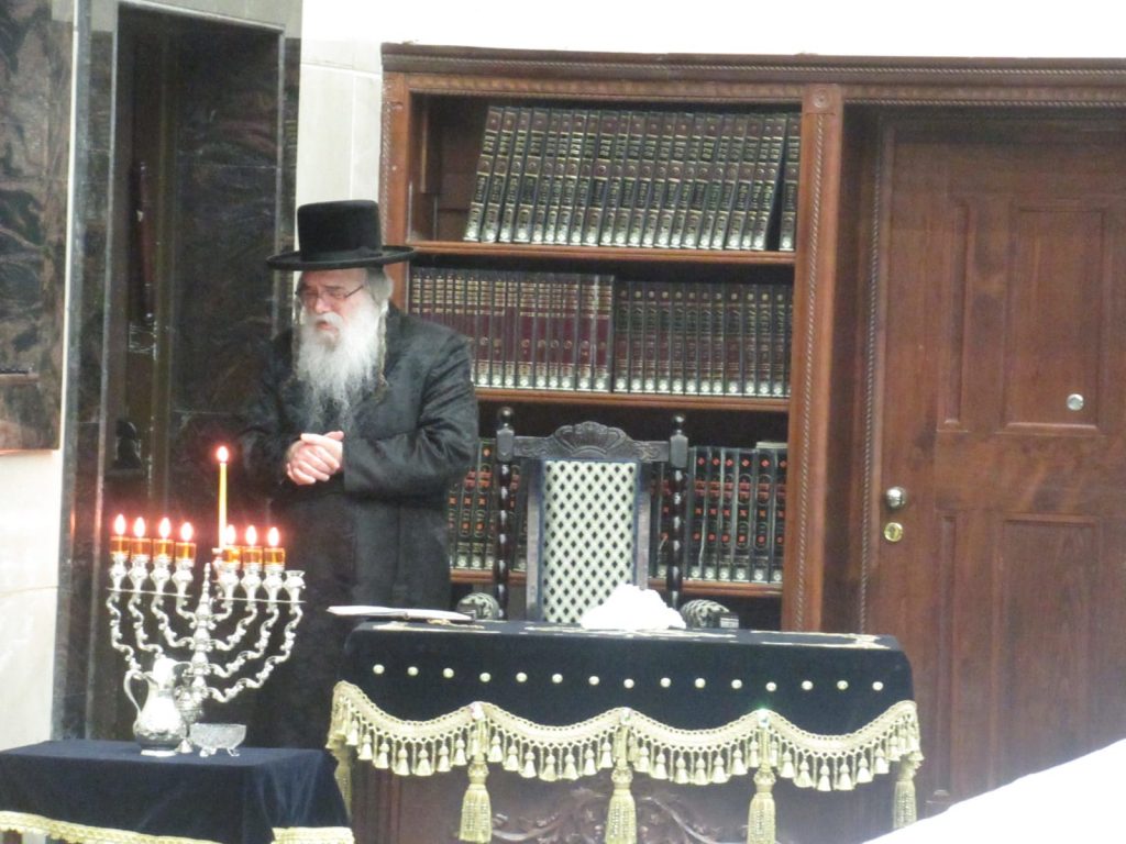 האדמו"ר מדארג בהדלקת נר שביעי