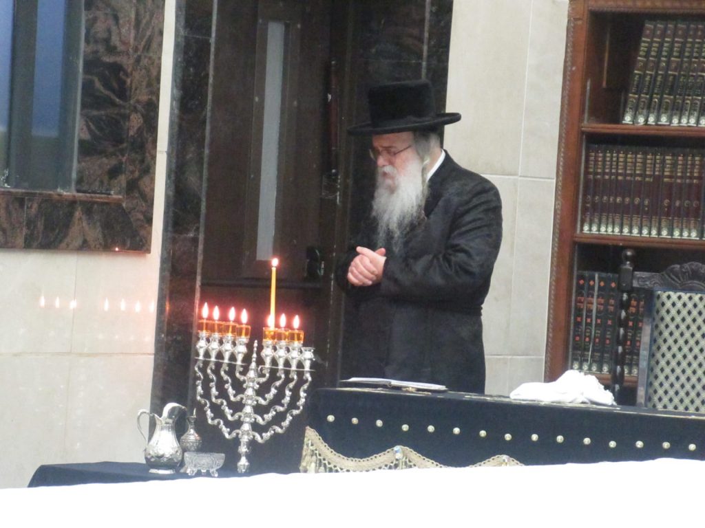 האדמו"ר מדארג בהדלקת נר שביעי