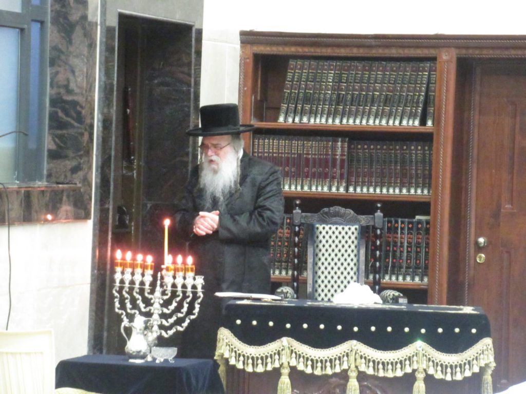 האדמו"ר מדארג בהדלקת נר שביעי