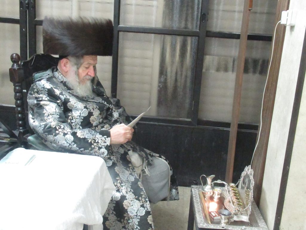 גלריה: האדמו"ר מטעמשוואר בהדלקת נרות