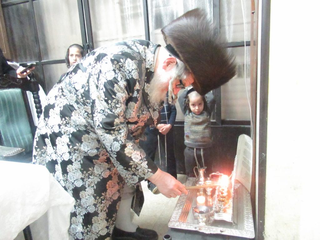 גלריה: האדמו"ר מטעמשוואר בהדלקת נרות