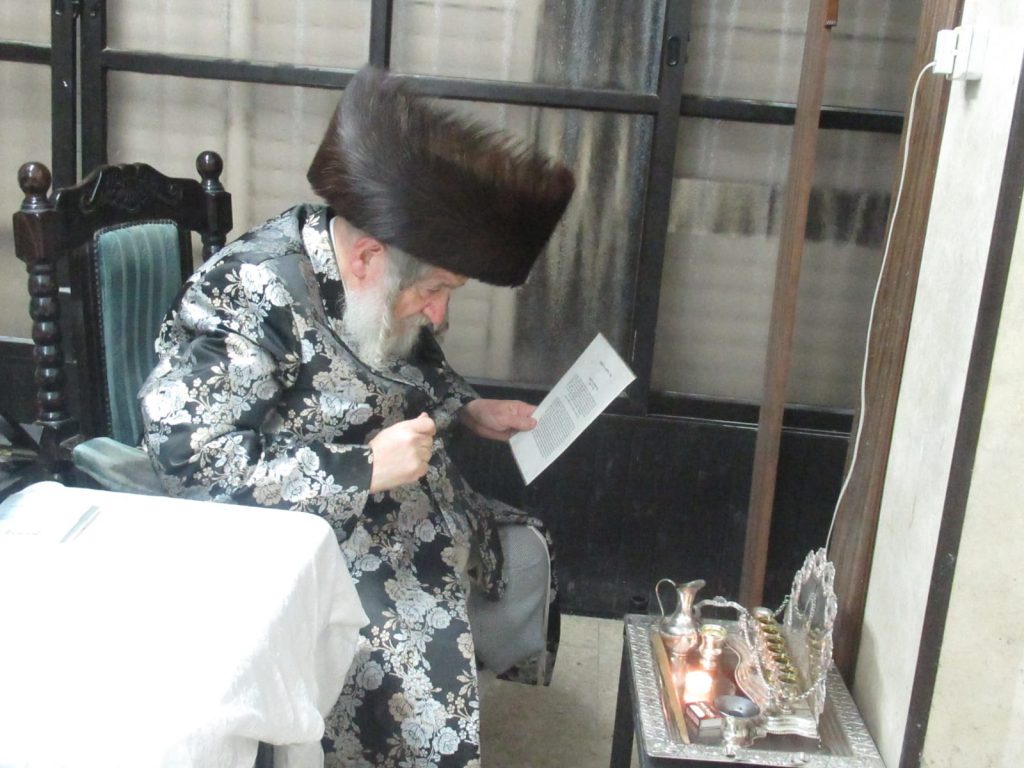 גלריה: האדמו"ר מטעמשוואר בהדלקת נרות