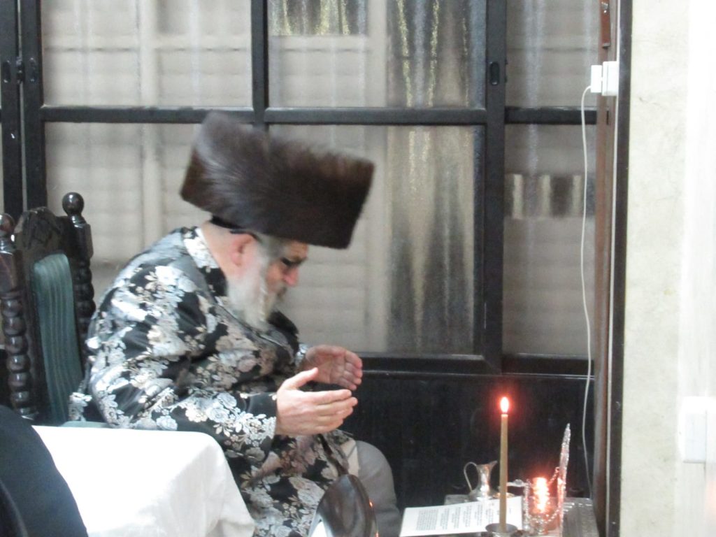 גלריה: האדמו"ר מטעמשוואר בהדלקת נרות