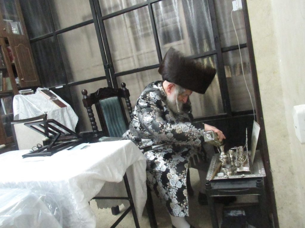 גלריה: האדמו"ר מטעמשוואר בהדלקת נרות