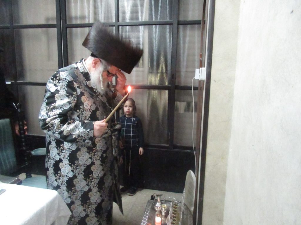 גלריה: האדמו"ר מטעמשוואר בהדלקת נרות